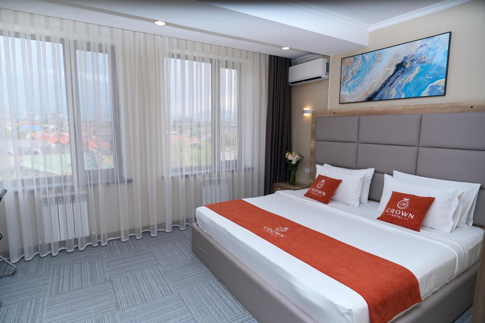 Crown Hotel Bishkek Exteriör bild