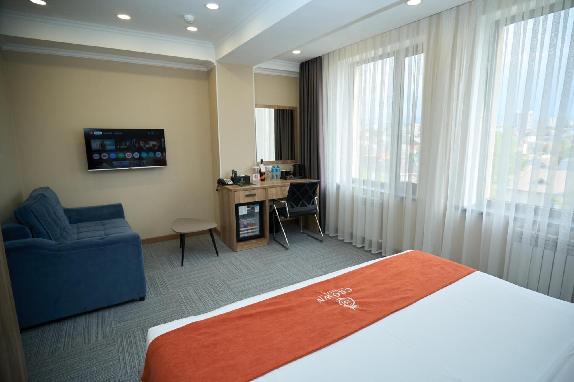 Crown Hotel Bishkek Exteriör bild