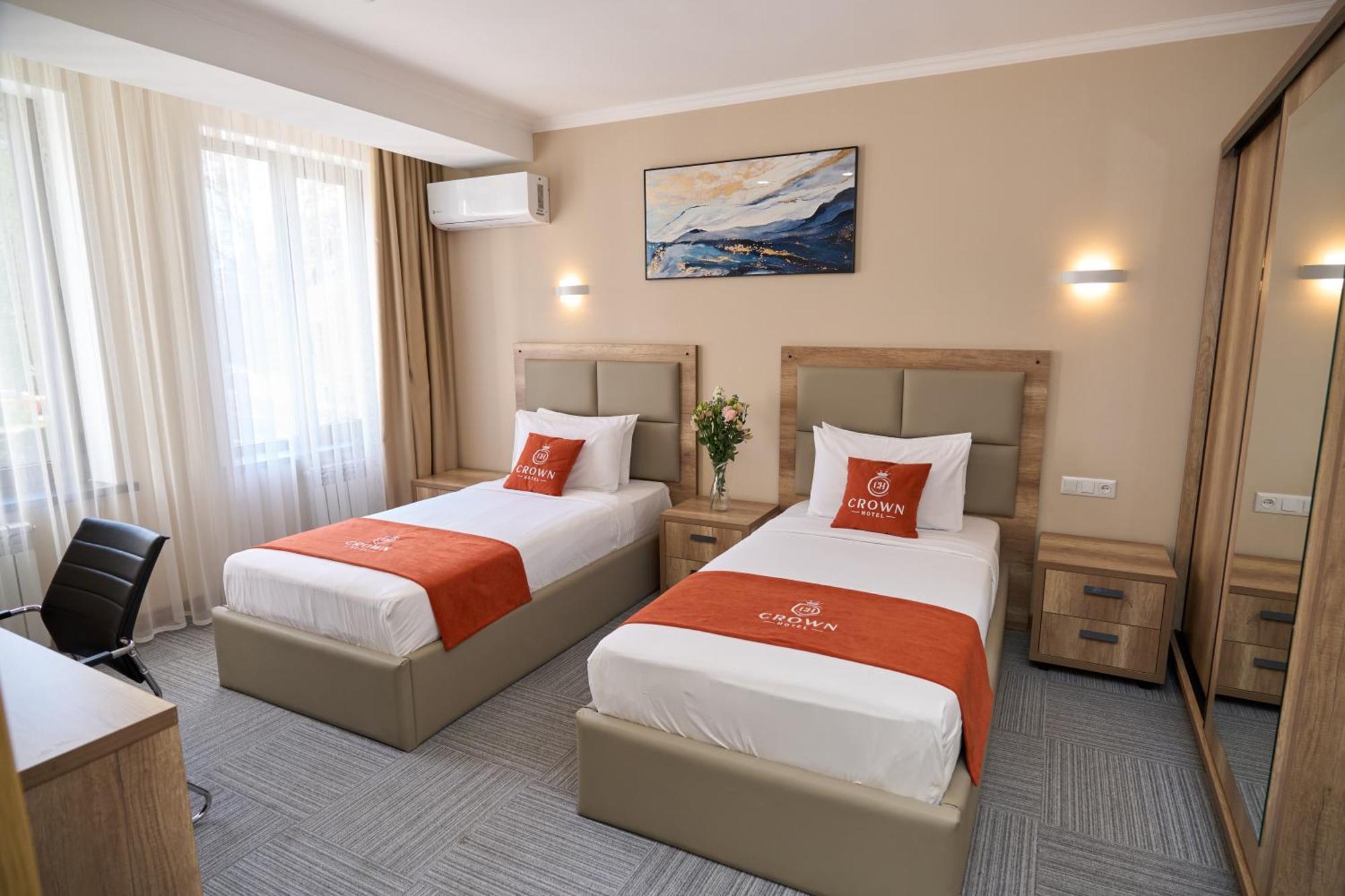 Crown Hotel Bishkek Exteriör bild