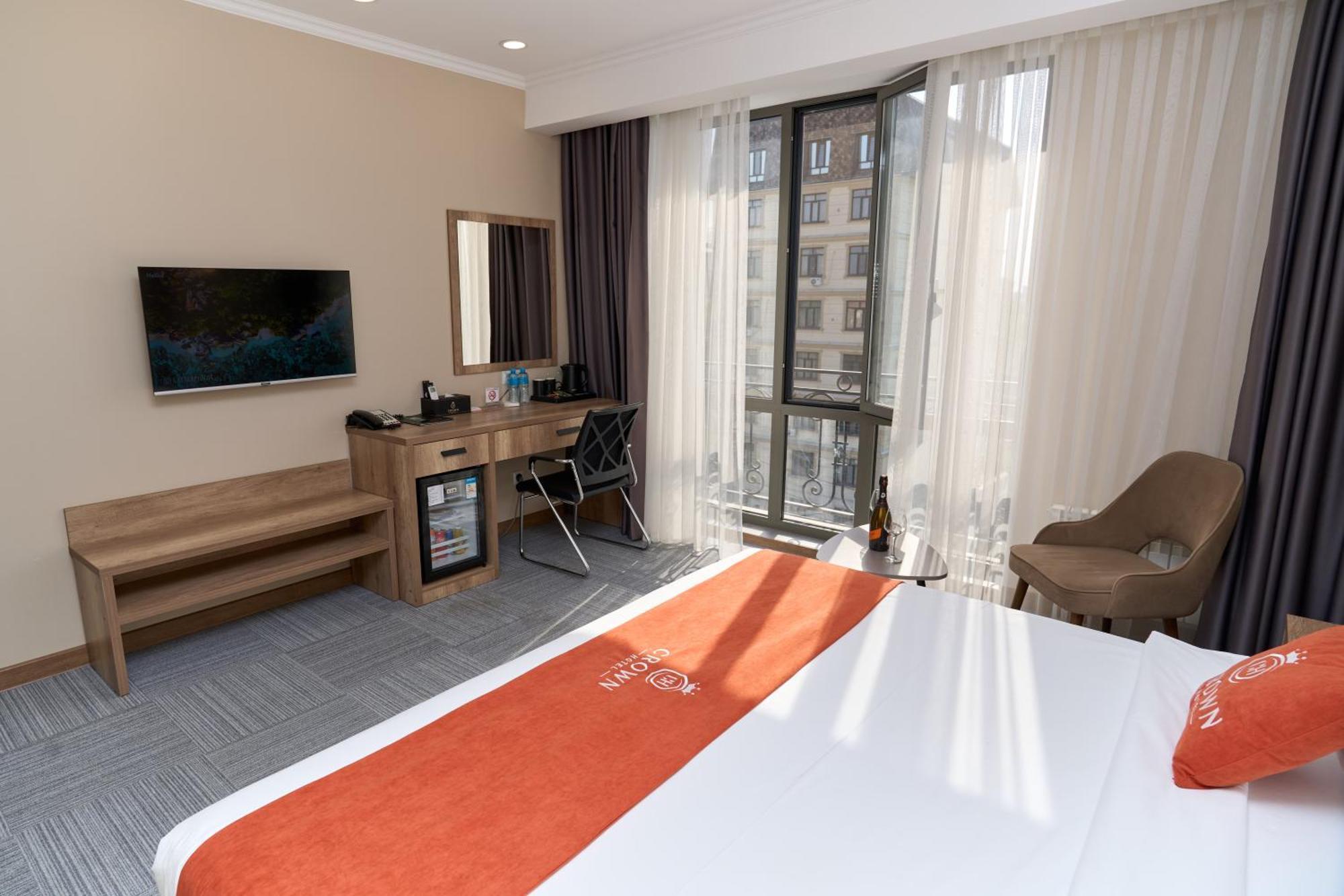 Crown Hotel Bishkek Exteriör bild